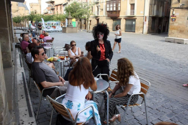 Los amantes del teatro están de suerte. Navarra ha vuelto a acoger este verano una fiesta en honor al teatro que comenzó el pasado 20 de julio y que pone hoy su broche final. Como en años anteriores, lo hizo en Olite, cumpliendo así con la celebración de la decimonovena edición del festival. El pasado jueves, Candelita, la protagonista de 'Vecindarios', reunió a vecinos y visitantes de toda la comunidad en la plaza de la localidad y les hizo pasar una jornada de lo más divertida. ¡Click! fue uno más entre el público.
