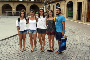 Los amantes del teatro están de suerte. Navarra ha vuelto a acoger este verano una fiesta en honor al teatro que comenzó el pasado 20 de julio y que pone hoy su broche final. Como en años anteriores, lo hizo en Olite, cumpliendo así con la celebración de la decimonovena edición del festival. El pasado jueves, Candelita, la protagonista de 'Vecindarios', reunió a vecinos y visitantes de toda la comunidad en la plaza de la localidad y les hizo pasar una jornada de lo más divertida. ¡Click! fue uno más entre el público.