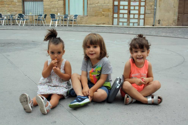 Los amantes del teatro están de suerte. Navarra ha vuelto a acoger este verano una fiesta en honor al teatro que comenzó el pasado 20 de julio y que pone hoy su broche final. Como en años anteriores, lo hizo en Olite, cumpliendo así con la celebración de la decimonovena edición del festival. El pasado jueves, Candelita, la protagonista de 'Vecindarios', reunió a vecinos y visitantes de toda la comunidad en la plaza de la localidad y les hizo pasar una jornada de lo más divertida. ¡Click! fue uno más entre el público.