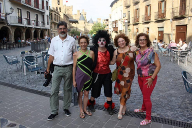 Los amantes del teatro están de suerte. Navarra ha vuelto a acoger este verano una fiesta en honor al teatro que comenzó el pasado 20 de julio y que pone hoy su broche final. Como en años anteriores, lo hizo en Olite, cumpliendo así con la celebración de la decimonovena edición del festival. El pasado jueves, Candelita, la protagonista de 'Vecindarios', reunió a vecinos y visitantes de toda la comunidad en la plaza de la localidad y les hizo pasar una jornada de lo más divertida. ¡Click! fue uno más entre el público.