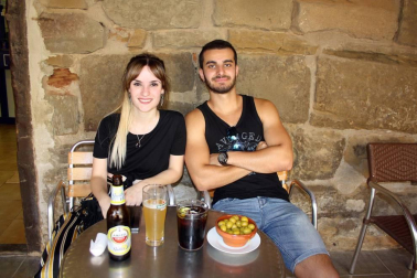 Los amantes del teatro están de suerte. Navarra ha vuelto a acoger este verano una fiesta en honor al teatro que comenzó el pasado 20 de julio y que pone hoy su broche final. Como en años anteriores, lo hizo en Olite, cumpliendo así con la celebración de la decimonovena edición del festival. El pasado jueves, Candelita, la protagonista de 'Vecindarios', reunió a vecinos y visitantes de toda la comunidad en la plaza de la localidad y les hizo pasar una jornada de lo más divertida. ¡Click! fue uno más entre el público.