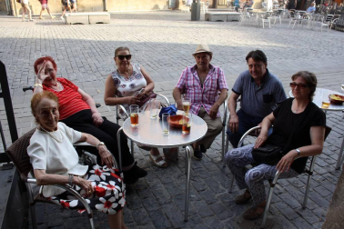 Los amantes del teatro están de suerte. Navarra ha vuelto a acoger este verano una fiesta en honor al teatro que comenzó el pasado 20 de julio y que pone hoy su broche final. Como en años anteriores, lo hizo en Olite, cumpliendo así con la celebración de la decimonovena edición del festival. El pasado jueves, Candelita, la protagonista de 'Vecindarios', reunió a vecinos y visitantes de toda la comunidad en la plaza de la localidad y les hizo pasar una jornada de lo más divertida. ¡Click! fue uno más entre el público.