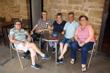 Los amantes del teatro están de suerte. Navarra ha vuelto a acoger este verano una fiesta en honor al teatro que comenzó el pasado 20 de julio y que pone hoy su broche final. Como en años anteriores, lo hizo en Olite, cumpliendo así con la celebración de la decimonovena edición del festival. El pasado jueves, Candelita, la protagonista de 'Vecindarios', reunió a vecinos y visitantes de toda la comunidad en la plaza de la localidad y les hizo pasar una jornada de lo más divertida. ¡Click! fue uno más entre el público.