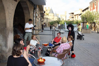 Los amantes del teatro están de suerte. Navarra ha vuelto a acoger este verano una fiesta en honor al teatro que comenzó el pasado 20 de julio y que pone hoy su broche final. Como en años anteriores, lo hizo en Olite, cumpliendo así con la celebración de la decimonovena edición del festival. El pasado jueves, Candelita, la protagonista de 'Vecindarios', reunió a vecinos y visitantes de toda la comunidad en la plaza de la localidad y les hizo pasar una jornada de lo más divertida. ¡Click! fue uno más entre el público.
