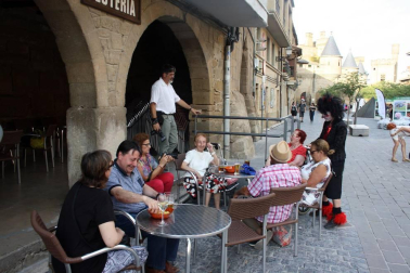 Los amantes del teatro están de suerte. Navarra ha vuelto a acoger este verano una fiesta en honor al teatro que comenzó el pasado 20 de julio y que pone hoy su broche final. Como en años anteriores, lo hizo en Olite, cumpliendo así con la celebración de la decimonovena edición del festival. El pasado jueves, Candelita, la protagonista de 'Vecindarios', reunió a vecinos y visitantes de toda la comunidad en la plaza de la localidad y les hizo pasar una jornada de lo más divertida. ¡Click! fue uno más entre el público.