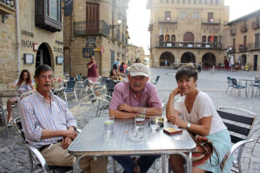 Los amantes del teatro están de suerte. Navarra ha vuelto a acoger este verano una fiesta en honor al teatro que comenzó el pasado 20 de julio y que pone hoy su broche final. Como en años anteriores, lo hizo en Olite, cumpliendo así con la celebración de la decimonovena edición del festival. El pasado jueves, Candelita, la protagonista de 'Vecindarios', reunió a vecinos y visitantes de toda la comunidad en la plaza de la localidad y les hizo pasar una jornada de lo más divertida. ¡Click! fue uno más entre el público.