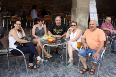 Los amantes del teatro están de suerte. Navarra ha vuelto a acoger este verano una fiesta en honor al teatro que comenzó el pasado 20 de julio y que pone hoy su broche final. Como en años anteriores, lo hizo en Olite, cumpliendo así con la celebración de la decimonovena edición del festival. El pasado jueves, Candelita, la protagonista de 'Vecindarios', reunió a vecinos y visitantes de toda la comunidad en la plaza de la localidad y les hizo pasar una jornada de lo más divertida. ¡Click! fue uno más entre el público.