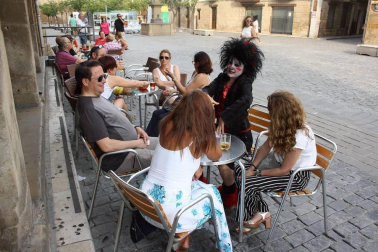 Los amantes del teatro están de suerte. Navarra ha vuelto a acoger este verano una fiesta en honor al teatro que comenzó el pasado 20 de julio y que pone hoy su broche final. Como en años anteriores, lo hizo en Olite, cumpliendo así con la celebración de la decimonovena edición del festival. El pasado jueves, Candelita, la protagonista de 'Vecindarios', reunió a vecinos y visitantes de toda la comunidad en la plaza de la localidad y les hizo pasar una jornada de lo más divertida. ¡Click! fue uno más entre el público.