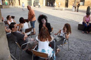 Los amantes del teatro están de suerte. Navarra ha vuelto a acoger este verano una fiesta en honor al teatro que comenzó el pasado 20 de julio y que pone hoy su broche final. Como en años anteriores, lo hizo en Olite, cumpliendo así con la celebración de la decimonovena edición del festival. El pasado jueves, Candelita, la protagonista de 'Vecindarios', reunió a vecinos y visitantes de toda la comunidad en la plaza de la localidad y les hizo pasar una jornada de lo más divertida. ¡Click! fue uno más entre el público.