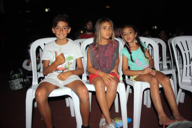 El parque de Echavacoiz se convirtió de nuevo en la sede de estreno de las noches de cine de verano. En esta ocasión y como en años anteriores, los protagonistas fueron los más pequeños, que disfrutaron el lunes durante hora y media del cine de animación con la película de 'Trolls'.