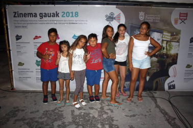 El parque de Echavacoiz se convirtió de nuevo en la sede de estreno de las noches de cine de verano. En esta ocasión y como en años anteriores, los protagonistas fueron los más pequeños, que disfrutaron el lunes durante hora y media del cine de animación con la película de 'Trolls'.