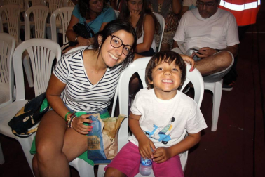 El parque de Echavacoiz se convirtió de nuevo en la sede de estreno de las noches de cine de verano. En esta ocasión y como en años anteriores, los protagonistas fueron los más pequeños, que disfrutaron el lunes durante hora y media del cine de animación con la película de 'Trolls'.