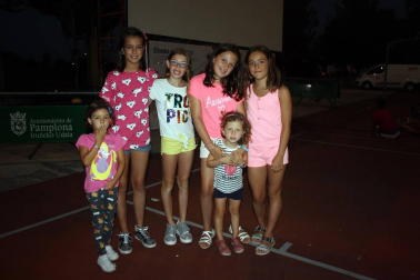 El parque de Echavacoiz se convirtió de nuevo en la sede de estreno de las noches de cine de verano. En esta ocasión y como en años anteriores, los protagonistas fueron los más pequeños, que disfrutaron el lunes durante hora y media del cine de animación con la película de 'Trolls'.