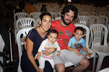 El parque de Echavacoiz se convirtió de nuevo en la sede de estreno de las noches de cine de verano. En esta ocasión y como en años anteriores, los protagonistas fueron los más pequeños, que disfrutaron el lunes durante hora y media del cine de animación con la película de 'Trolls'.
