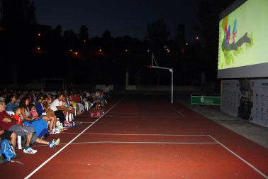 El parque de Echavacoiz se convirtió de nuevo en la sede de estreno de las noches de cine de verano. En esta ocasión y como en años anteriores, los protagonistas fueron los más pequeños, que disfrutaron el lunes durante hora y media del cine de animación con la película de 'Trolls'.