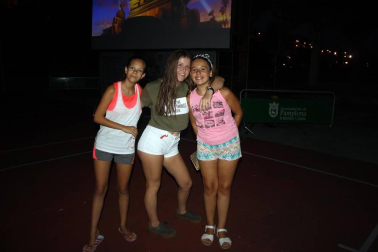 El parque de Echavacoiz se convirtió de nuevo en la sede de estreno de las noches de cine de verano. En esta ocasión y como en años anteriores, los protagonistas fueron los más pequeños, que disfrutaron el lunes durante hora y media del cine de animación con la película de 'Trolls'.
