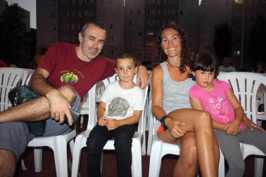 El parque de Echavacoiz se convirtió de nuevo en la sede de estreno de las noches de cine de verano. En esta ocasión y como en años anteriores, los protagonistas fueron los más pequeños, que disfrutaron el lunes durante hora y media del cine de animación con la película de 'Trolls'.