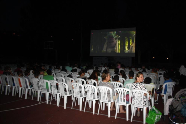 El parque de Echavacoiz se convirtió de nuevo en la sede de estreno de las noches de cine de verano. En esta ocasión y como en años anteriores, los protagonistas fueron los más pequeños, que disfrutaron el lunes durante hora y media del cine de animación con la película de 'Trolls'.