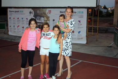 El parque de Echavacoiz se convirtió de nuevo en la sede de estreno de las noches de cine de verano. En esta ocasión y como en años anteriores, los protagonistas fueron los más pequeños, que disfrutaron el lunes durante hora y media del cine de animación con la película de 'Trolls'.