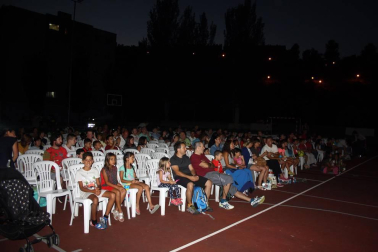 El parque de Echavacoiz se convirtió de nuevo en la sede de estreno de las noches de cine de verano. En esta ocasión y como en años anteriores, los protagonistas fueron los más pequeños, que disfrutaron el lunes durante hora y media del cine de animación con la película de 'Trolls'.