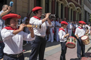Estella ha arrancado este viernes, Viernes de Gigantes, sus fiestas patronales. Los actos festivos en la ciudad del Ega se prolongarán durante siete días.