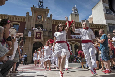 Estella ha arrancado este viernes, Viernes de Gigantes, sus fiestas patronales. Los actos festivos en la ciudad del Ega se prolongarán durante siete días.