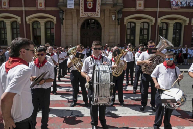 Estella ha arrancado este viernes, Viernes de Gigantes, sus fiestas patronales. Los actos festivos en la ciudad del Ega se prolongarán durante siete días.