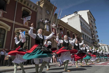 Estella ha arrancado este viernes, Viernes de Gigantes, sus fiestas patronales. Los actos festivos en la ciudad del Ega se prolongarán durante siete días.
