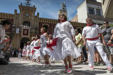 Estella ha arrancado este viernes, Viernes de Gigantes, sus fiestas patronales. Los actos festivos en la ciudad del Ega se prolongarán durante siete días.