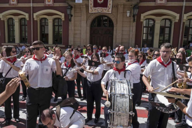 Estella ha arrancado este viernes, Viernes de Gigantes, sus fiestas patronales. Los actos festivos en la ciudad del Ega se prolongarán durante siete días.