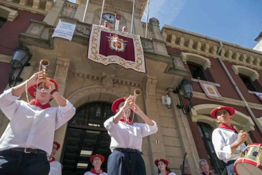 Estella ha arrancado este viernes, Viernes de Gigantes, sus fiestas patronales. Los actos festivos en la ciudad del Ega se prolongarán durante siete días.