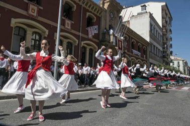Estella ha arrancado este viernes, Viernes de Gigantes, sus fiestas patronales. Los actos festivos en la ciudad del Ega se prolongarán durante siete días.