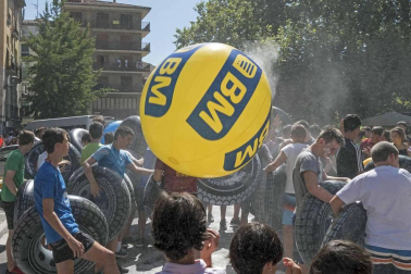 Estella ha arrancado este viernes, Viernes de Gigantes, sus fiestas patronales. Los actos festivos en la ciudad del Ega se prolongarán durante siete días.