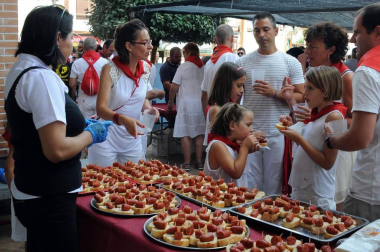 No dejan de sumarse festejos en Navarra desde el fin de los Sanfermines. El turno le llegó esta vez a la villa de San Adrián, que celebró sus fiestas patronales acompañado de la alegría y del buen ambiente. Los encierros, las degustaciones, la noche, las peñas, los fuegos artificiales, la plaza de toros, y pasar tiempo en familia o con amigos, son el atractivo de estos días. ¡Click! estuvo allí para recordarlo.