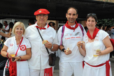 No dejan de sumarse festejos en Navarra desde el fin de los Sanfermines. El turno le llegó esta vez a la villa de San Adrián, que celebró sus fiestas patronales acompañado de la alegría y del buen ambiente. Los encierros, las degustaciones, la noche, las peñas, los fuegos artificiales, la plaza de toros, y pasar tiempo en familia o con amigos, son el atractivo de estos días. ¡Click! estuvo allí para recordarlo.