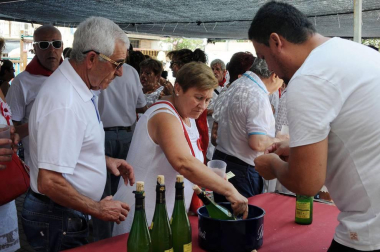 No dejan de sumarse festejos en Navarra desde el fin de los Sanfermines. El turno le llegó esta vez a la villa de San Adrián, que celebró sus fiestas patronales acompañado de la alegría y del buen ambiente. Los encierros, las degustaciones, la noche, las peñas, los fuegos artificiales, la plaza de toros, y pasar tiempo en familia o con amigos, son el atractivo de estos días. ¡Click! estuvo allí para recordarlo.