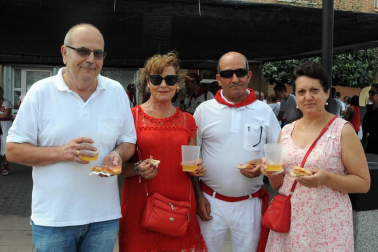 No dejan de sumarse festejos en Navarra desde el fin de los Sanfermines. El turno le llegó esta vez a la villa de San Adrián, que celebró sus fiestas patronales acompañado de la alegría y del buen ambiente. Los encierros, las degustaciones, la noche, las peñas, los fuegos artificiales, la plaza de toros, y pasar tiempo en familia o con amigos, son el atractivo de estos días. ¡Click! estuvo allí para recordarlo.