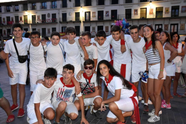 Para despedir el mes de julio, Tudela celebró del 24 al 30 sus fiestas en honor a Santa Ana. Este año, los tudelanos disfrutaron de su penúltimo día festivo con la alegría, el color y el buen ambiente de sus actos más emblemáticos. El quinto torico de fuego reunió a mayores y pequeños en la Plaza de los Fueros y ¡Click! no se lo quiso perder.