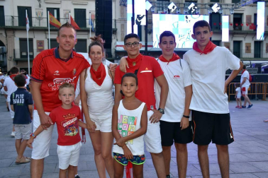 Para despedir el mes de julio, Tudela celebró del 24 al 30 sus fiestas en honor a Santa Ana. Este año, los tudelanos disfrutaron de su penúltimo día festivo con la alegría, el color y el buen ambiente de sus actos más emblemáticos. El quinto torico de fuego reunió a mayores y pequeños en la Plaza de los Fueros y ¡Click! no se lo quiso perder.