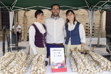 La relación entre Falces y el ajo se remonta al S. XVII cuando sus gentes introdujeron a sus platos este fruto nuevo. Su decisión acabó haciendo de esta localidad una de las más importantes en su producción y, a día de hoy, tiene una jornada dedicada a él. ¡Click! la disfrutó junto a los falcesinos de la VII edición.