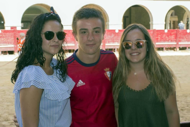 Como cada verano, Puente la Reina celebró sus fiestas patronales con motivo de la festividad de Santiago. Durante toda la semana pasada, la localidad las vivió intensamente al ritmo de la música, los festejos taurinos, los encierros, el baile y los distintos espectáculos para niños, jóvenes y mayores. ¡Click! acudió a uno de esos encuentros en la plaza de toros.