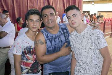 Como cada verano, Puente la Reina celebró sus fiestas patronales con motivo de la festividad de Santiago. Durante toda la semana pasada, la localidad las vivió intensamente al ritmo de la música, los festejos taurinos, los encierros, el baile y los distintos espectáculos para niños, jóvenes y mayores. ¡Click! acudió a uno de esos encuentros en la plaza de toros.