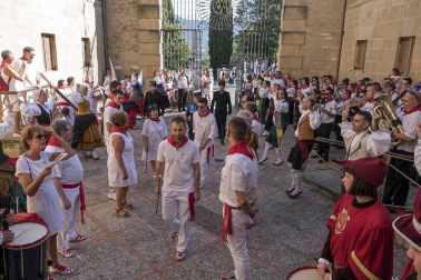 Comienzan las fiestas de la ciudad del Ega. La bajadica del Puy, la bajada del Ega, el Baile de La Era y la salida de la Comparsa de Gigantes y cabezudos han sido los principales actos del primer día de fiestas.