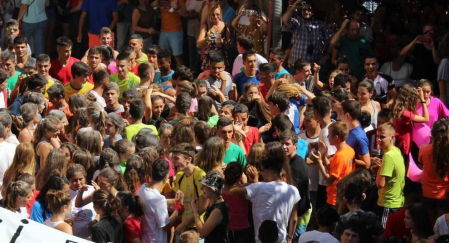 Comienzan las fiestas de la ciudad del Ega. La bajadica del Puy, la bajada del Ega, el Baile de La Era y la salida de la Comparsa de Gigantes y cabezudos han sido los principales actos del primer día de fiestas.