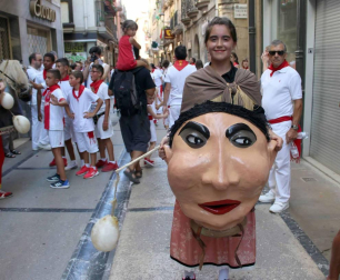 Comienzan las fiestas de la ciudad del Ega. La bajadica del Puy, la bajada del Ega, el Baile de La Era y la salida de la Comparsa de Gigantes y cabezudos han sido los principales actos del primer día de fiestas.