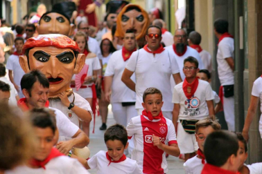 Comienzan las fiestas de la ciudad del Ega. La bajadica del Puy, la bajada del Ega, el Baile de La Era y la salida de la Comparsa de Gigantes y cabezudos han sido los principales actos del primer día de fiestas.