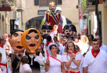 Comienzan las fiestas de la ciudad del Ega. La bajadica del Puy, la bajada del Ega, el Baile de La Era y la salida de la Comparsa de Gigantes y cabezudos han sido los principales actos del primer día de fiestas.