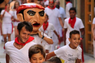 Comienzan las fiestas de la ciudad del Ega. La bajadica del Puy, la bajada del Ega, el Baile de La Era y la salida de la Comparsa de Gigantes y cabezudos han sido los principales actos del primer día de fiestas.