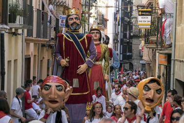 Comienzan las fiestas de la ciudad del Ega. La bajadica del Puy, la bajada del Ega, el Baile de La Era y la salida de la Comparsa de Gigantes y cabezudos han sido los principales actos del primer día de fiestas.