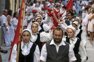 Comienzan las fiestas de la ciudad del Ega. La bajadica del Puy, la bajada del Ega, el Baile de La Era y la salida de la Comparsa de Gigantes y cabezudos han sido los principales actos del primer día de fiestas.